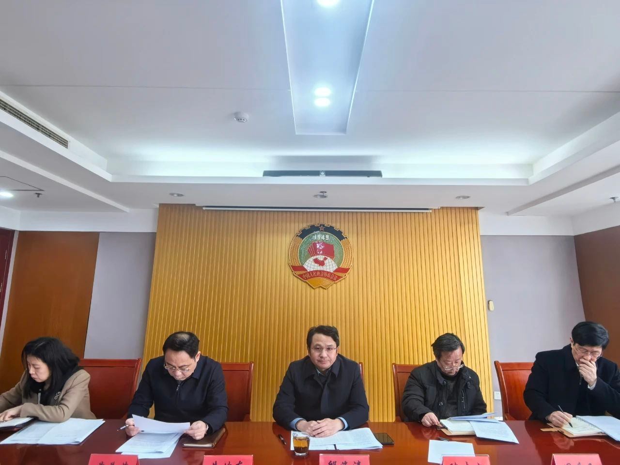 十五届十四次主席会1.jpg